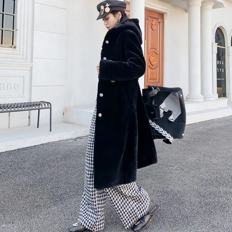 Рисунок 5 - Зимнее женское длинное пальто из