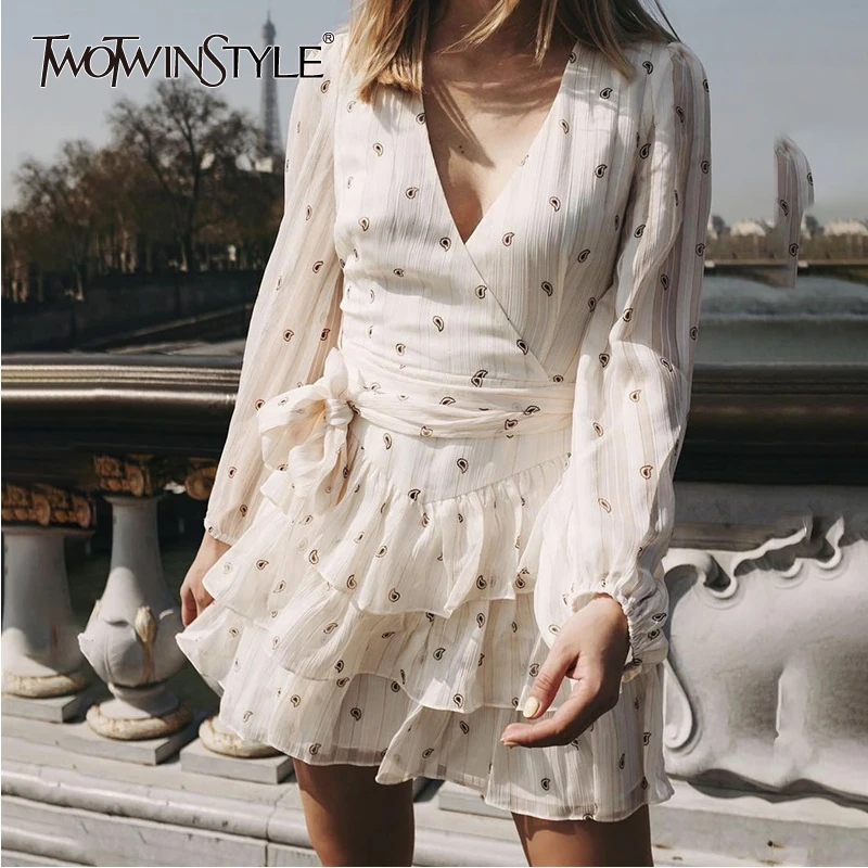 Женское мини платье с рисунком TWOTWINSTYLE летнее белое V образным вырезом рукавами