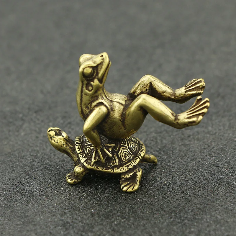 Мини Милая латунная лягушка сидя на черепахе винтажная статуя животного металлическая фигура реквизит домашний декор офисного стола игрушка с орнаментом подарок