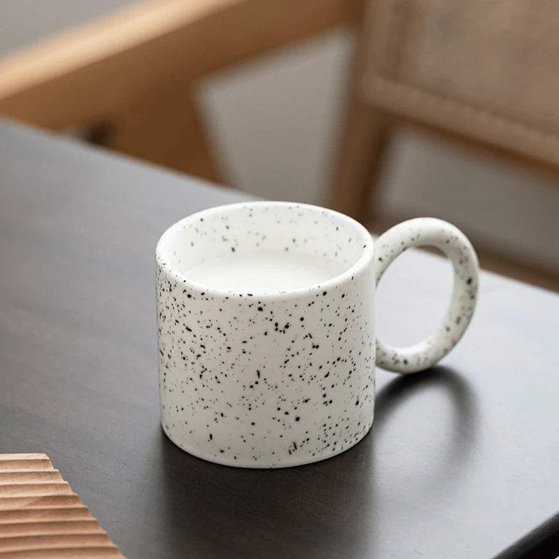 كوب من السيراميك بتصميم غريب ومميز