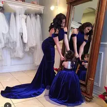 Два платья; коллекция года; платье для мамы и дочки; королевский синий велюр с открытыми плечами; вечерние платья «русалка» на выпускной