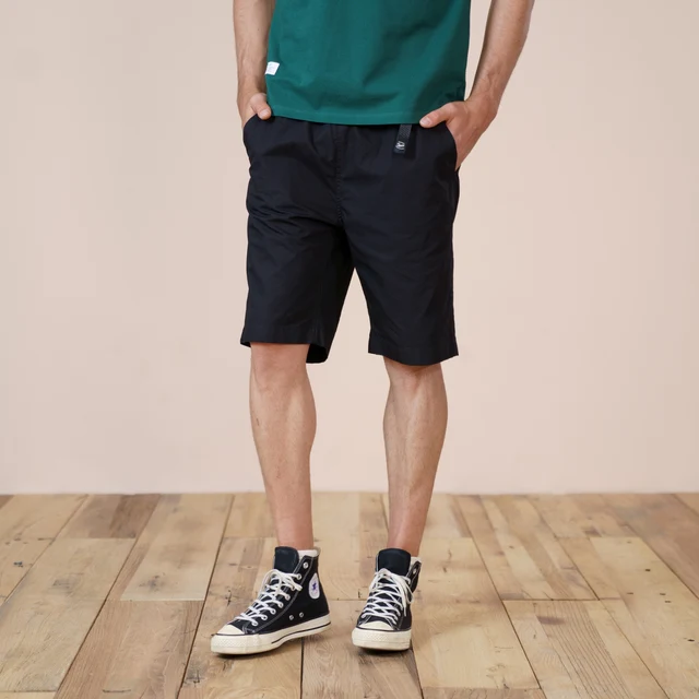 Knee-Length shorts with belt in solid color