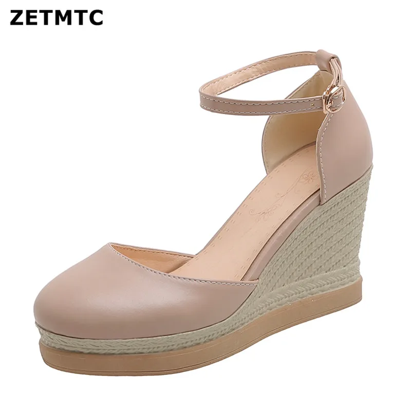 black round toe wedges