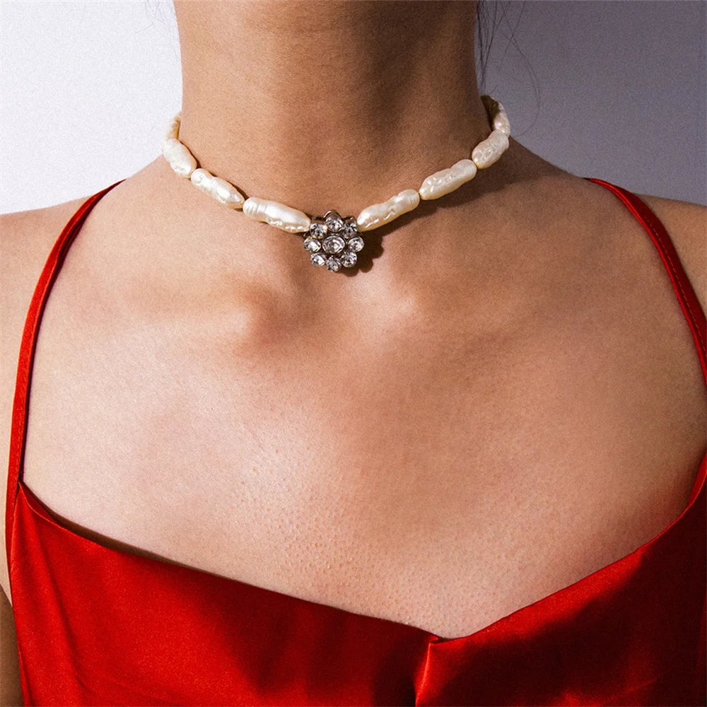 

Bohemian Irregular Imitation Pearl Choker Necklace Luxury Rhinestone Crystal Pendant Necklace Party Handmade Statement Jewelry