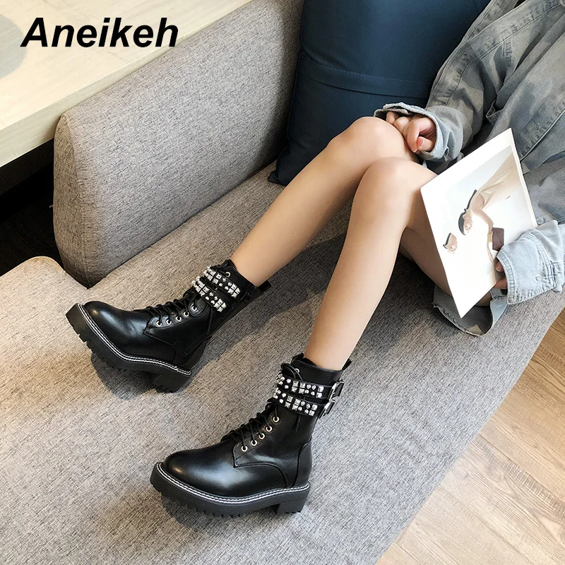 Aneikeh из искусственной кожи; женские ботильоны в байкерском стиле; женская обувь; коллекция года; сезон весна; обувь с заклепками в стиле панк; сапоги в жокейском стиле; Размеры 35-40