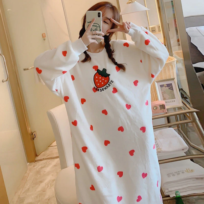 

Woman Flannel Sleeping Robes Strawberry Pattern Loose Comfort Warm Long Fleece Velvet Nightgowns Night Dressing Gown Lounge Wear