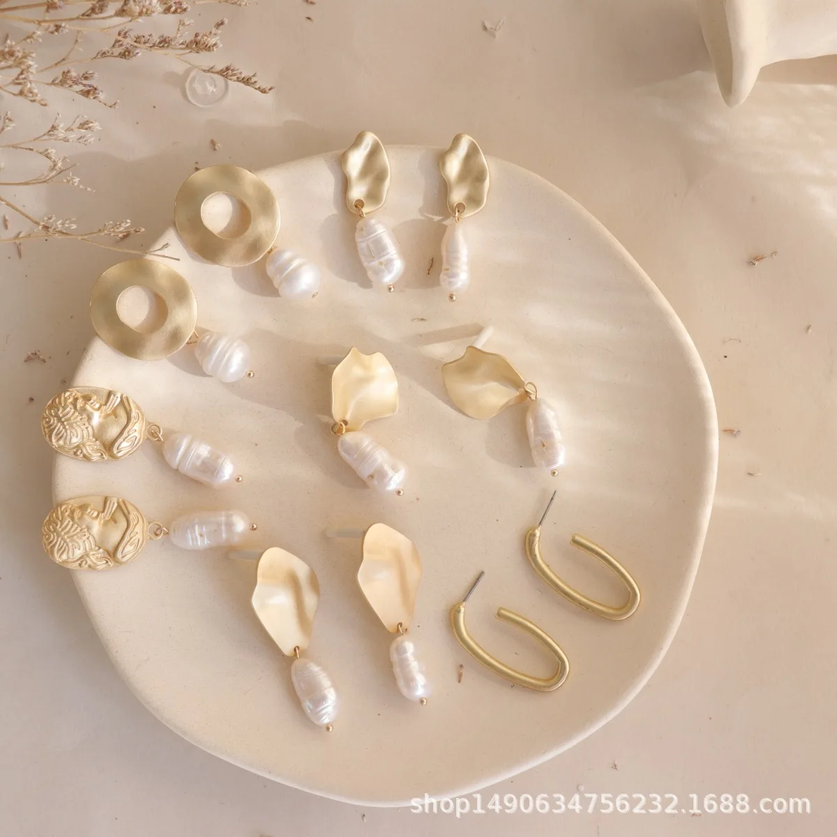 

Retro Matte Alloy Metal-Style Ear Stud Baroque Pearl Magazine Catwalks Dongdaemun NYU Celebrity Style Earrings Women's
