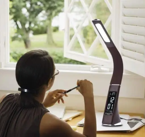 Ceny Gęsiej szyi LED biurko lampa dotykowa skórzana jak ściemniająca lampka biurkowa do czytania światło z budzikiem kalendarz wyświetlacz LCD