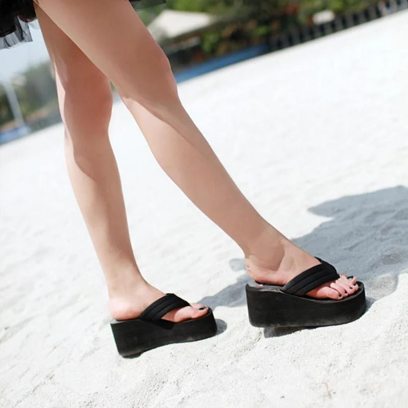 Женские пляжные вьетнамки; Летняя обувь на очень высоком каблуке; женские босоножки на танкетке без застежки; шикарный стиль; женские модные шлепанцы без задника