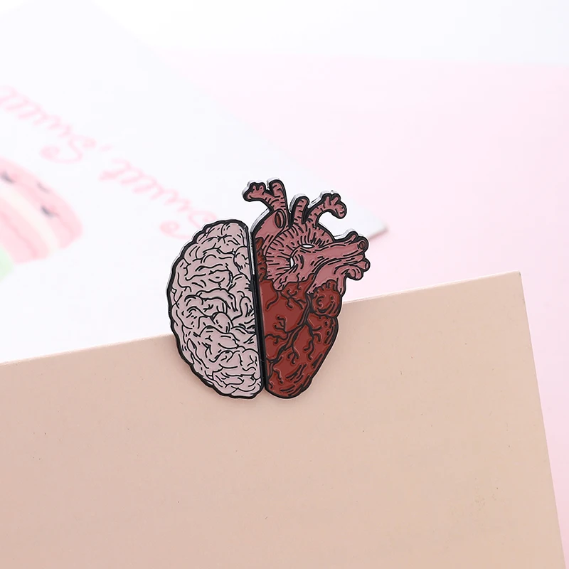 

2pcs Brain and Heart enamel Pins Badge lifelike Red Beating heart Thinking head Lapel Pin Brooches Horror Denim bag Jewelry Gift