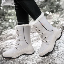 Новинка г. Женские зимние Ботинки Зимняя обувь водонепроницаемые Нескользящие женские ботинки до середины икры теплые женские ботинки на шнуровке Большие размеры 35-42