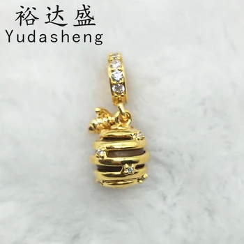 

Shining honeycomb pendant, a "buzzing" bee stopped on it. Sparkling cubic zirconia on the rings Fit Original Charm