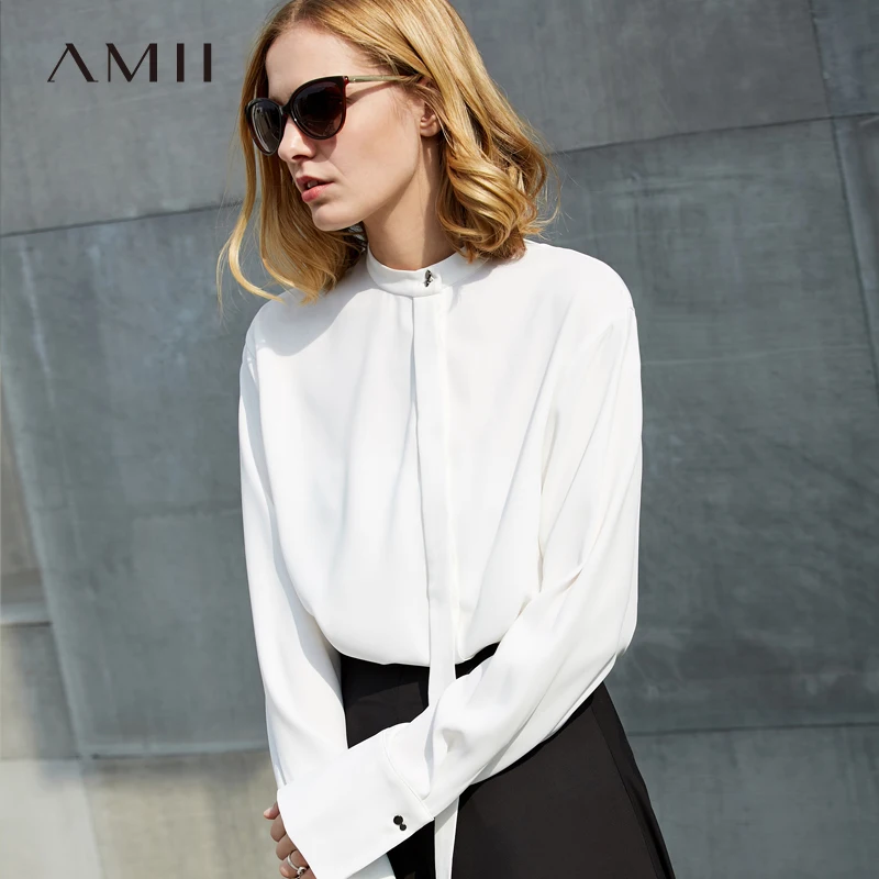Женская офисная блузка Amii однотонная с воротником стойкой и ремнем на весну