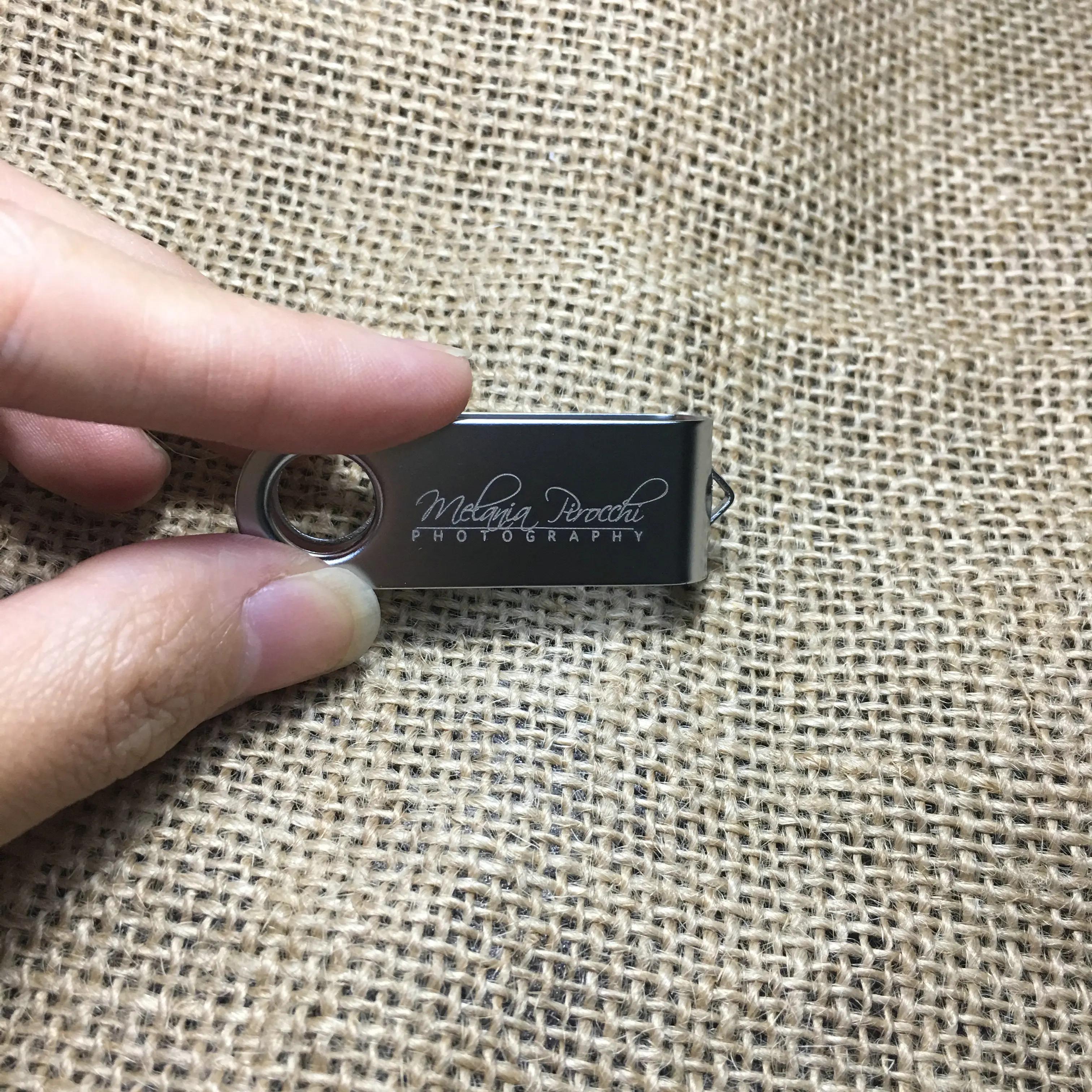 Бесплатная доставка деревянный USB 128 с поворотным зажимом индивидуальный логотип