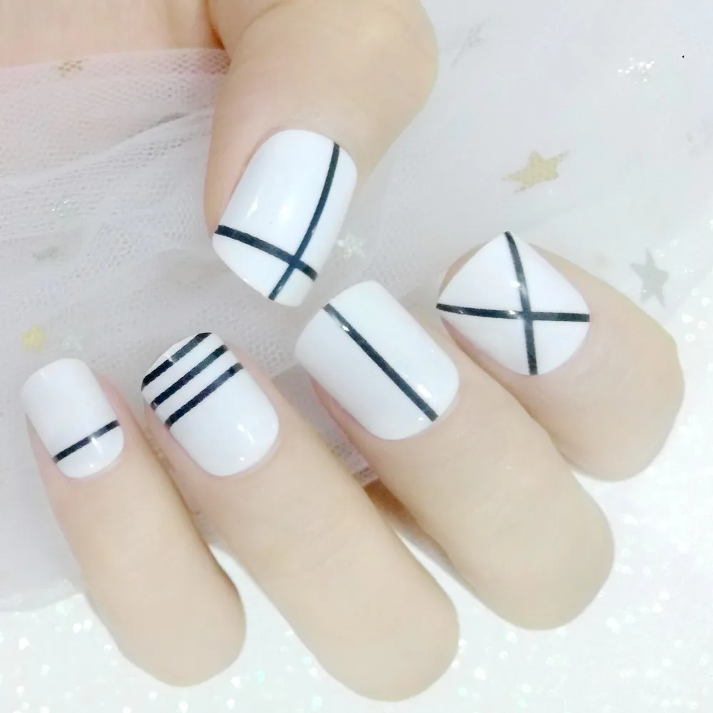 

24 Pcs Artificial False Nails Black White Stripe Fake Nails With Design DIY Nail Art Press On Finger Nails 162#