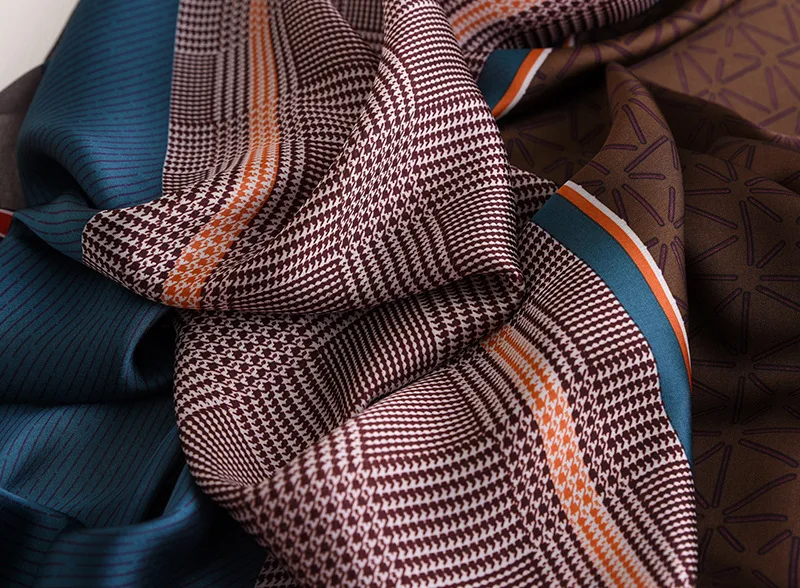 Femme Avec Foulard Et Des Lunettes De Soleil Avec Des Nuages De Fond