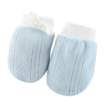 Перчатки для новорожденных мальчиков и девочек, однотонные, с принтом, полый дизайн, против царапин, защитные варежки, мягкие варежки на веревке