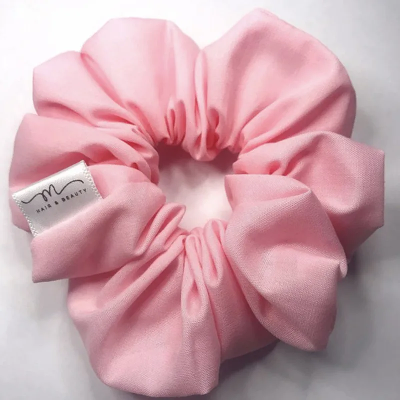 300 stücke Personalisierte Satin Stoff Scrunchie label Gedruckt marke  kleidung Pflege tags Falten über logo waschen etiketten DIY Zubehör