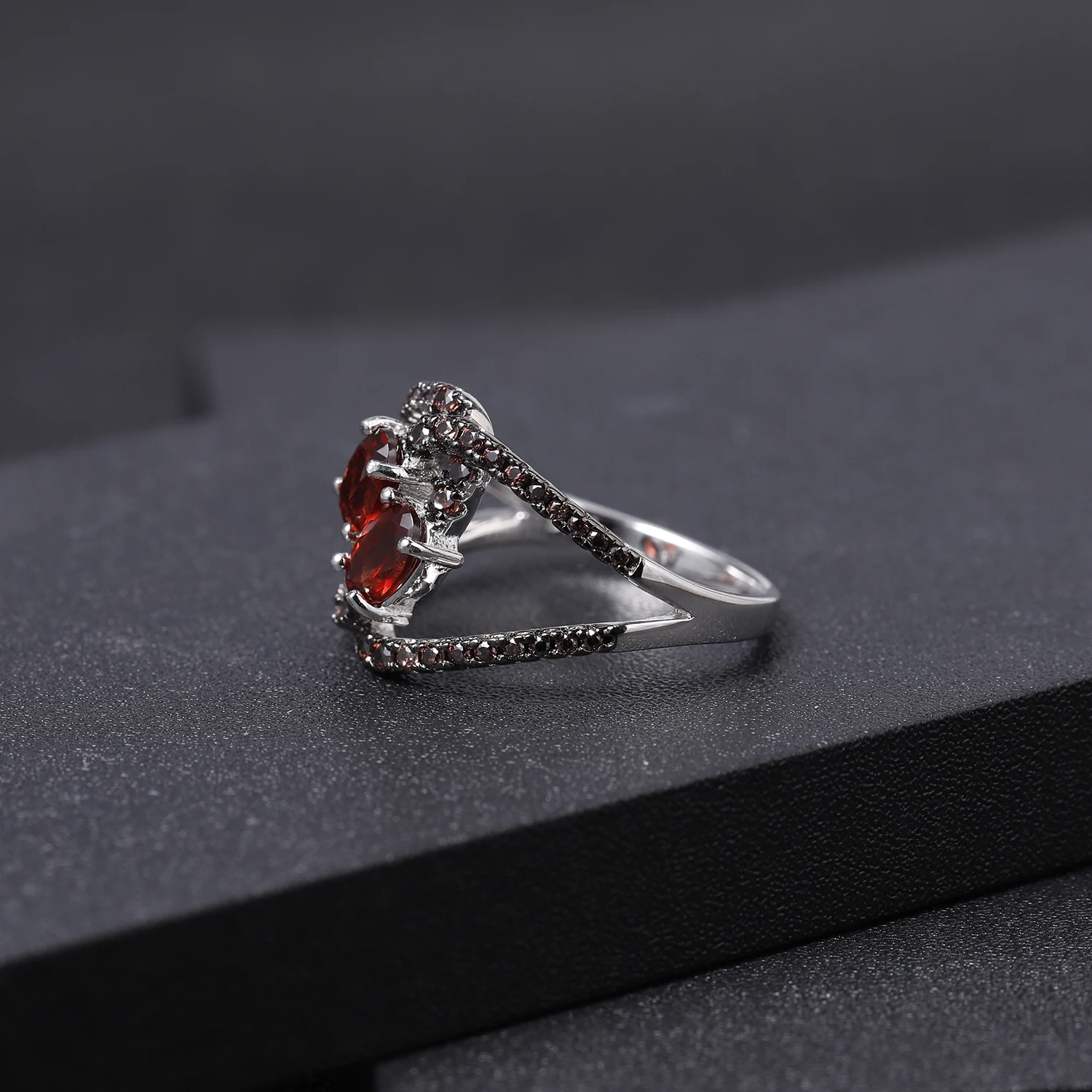 GEM'S BALLET 1.44Ct Овальный натуральный красный гранат сплит-группа вихревой в 925 пробы Серебряное кольцо с драгоценным камнем для женщин Свадебные ювелирные изделия