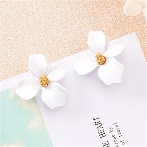 stud earrings Модные белые цветы серьги гиперболы темперамент жемчуг Цветы Серьги гвоздики для женщин ювелирные изделия аксессуары серьги - Окраска металла: stud earrings