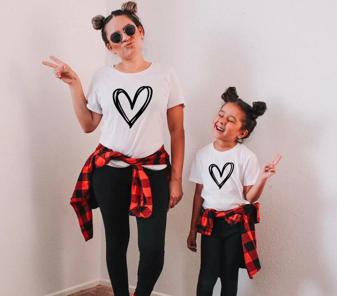 Camisetas con diseño de corazones para madre e hija, ropa a juego para madre e hija