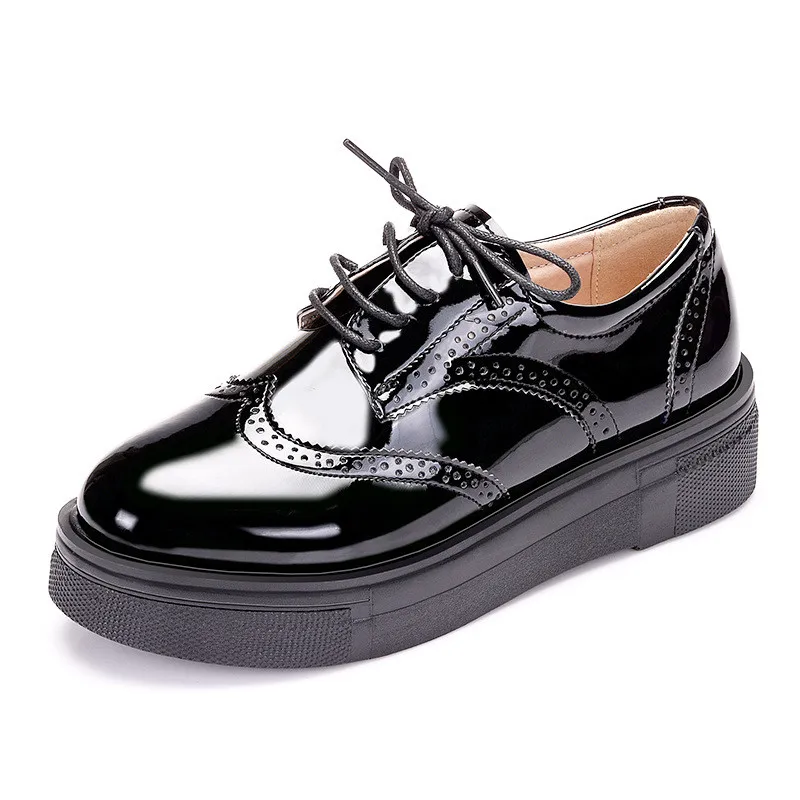 Женские туфли-оксфорды из лакированной кожи в британском стиле; женские ботинки с перфорацией типа «броги» на мягкой плоской подошве; большие размеры 33-43; Creeper - Цвет: Black Patent W32