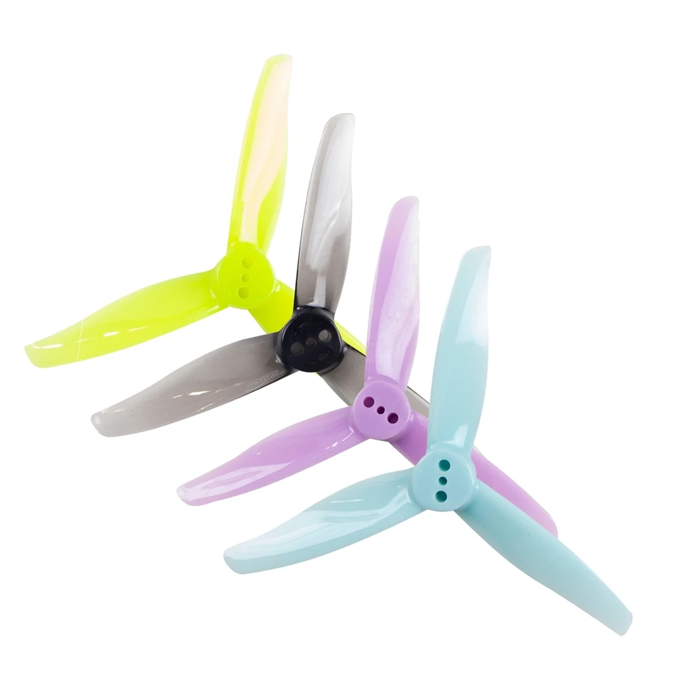 Détail des hélices DarwinFPV 1.5mm, matériau durable et fixation précise pour compétition.