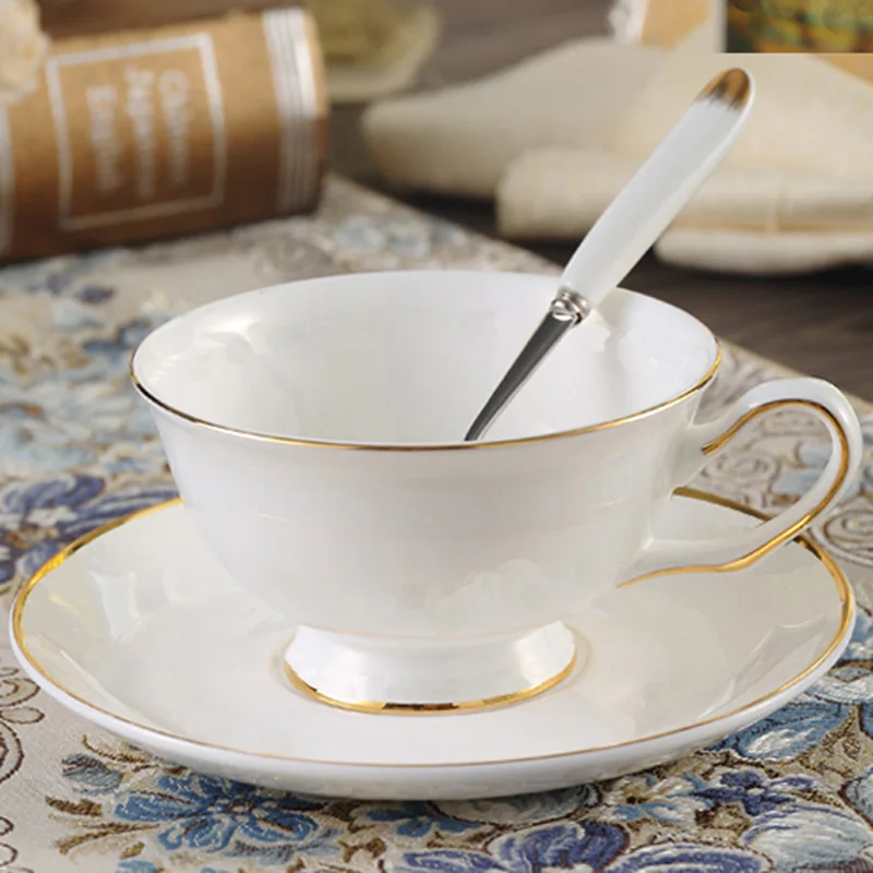 Белая фарфоровая кофейная кружка с золотым краем с блюдцем, фарфоровая элегантная, кофейные чашки для послеобеденного чая, европейские кружки, черные чайные чашки