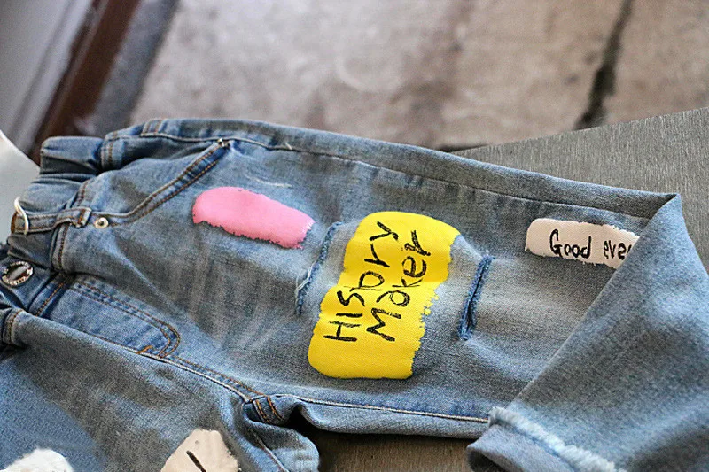 Весна-осень, стиль года, Детские уличные штаны контрастного цвета свободные джинсы с цветными буквами для маленьких девочек