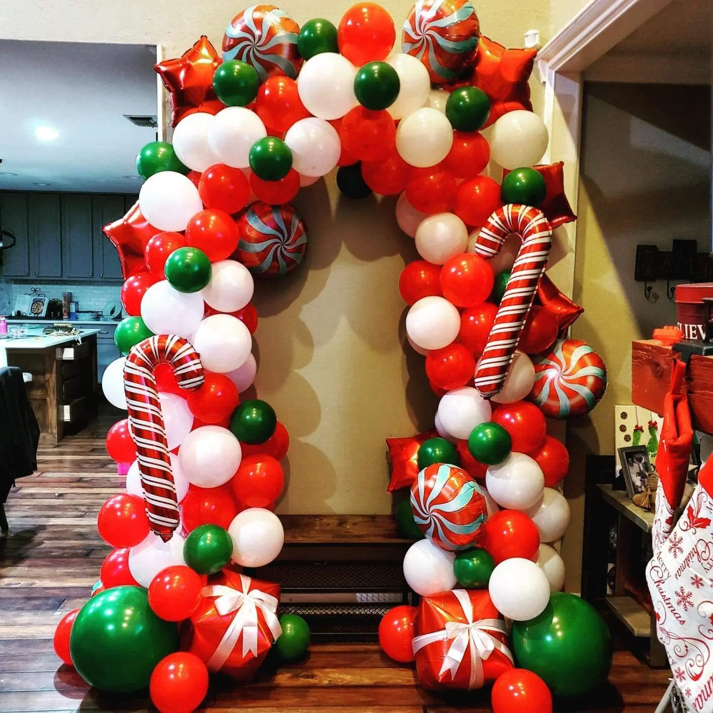 

Merry Christmas Balloons Garland Red Green New Year Balloon Chain Helium Round Foil Candy Globos Santa Claus Candy Canes