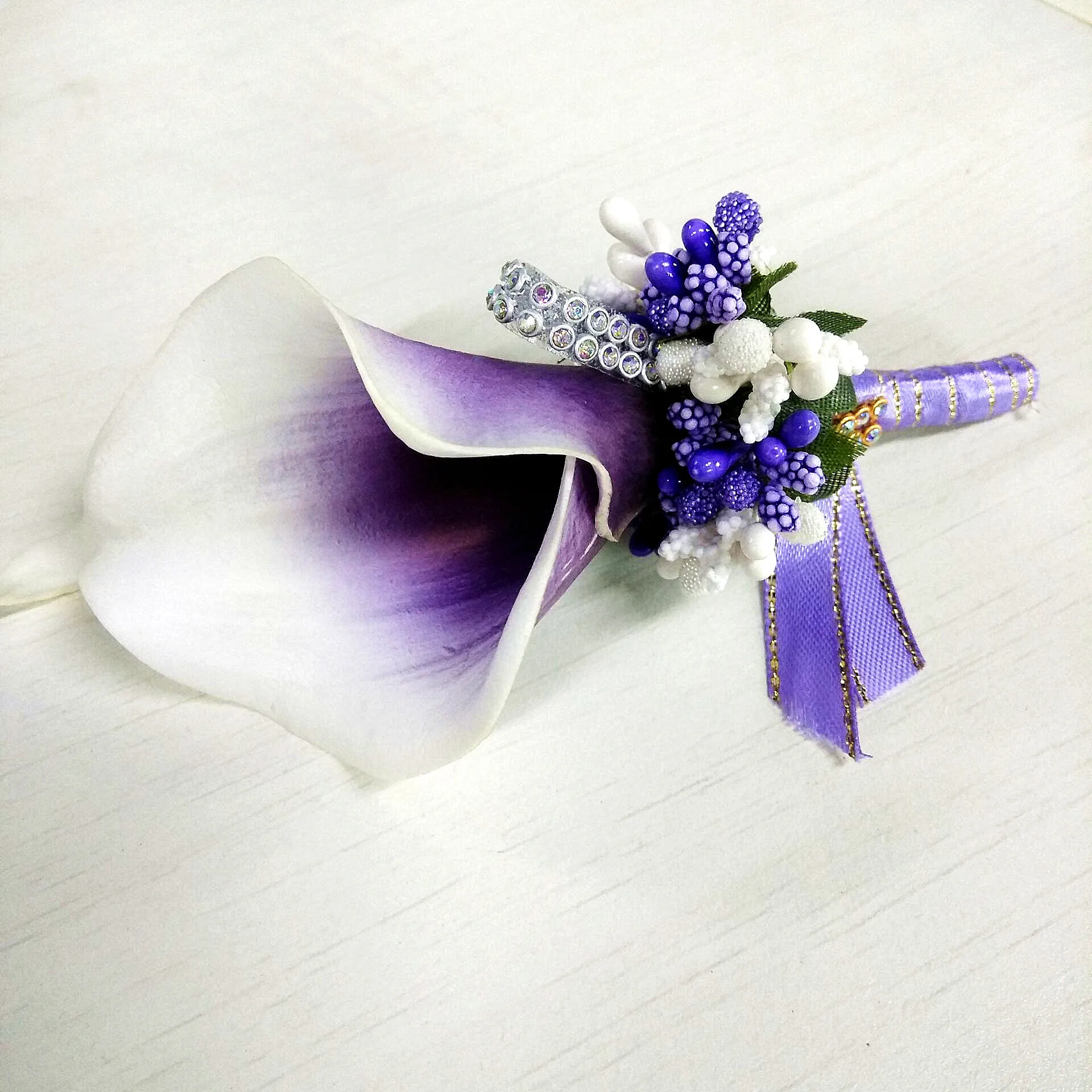 White-purple Йо Чо булавка для бутоньерки цветы Калла Лилия Свадебные корсажи и бутоньерки Жених цветок свадебные Пуговицы Свадебные аксессуары - Цвет: White-purple