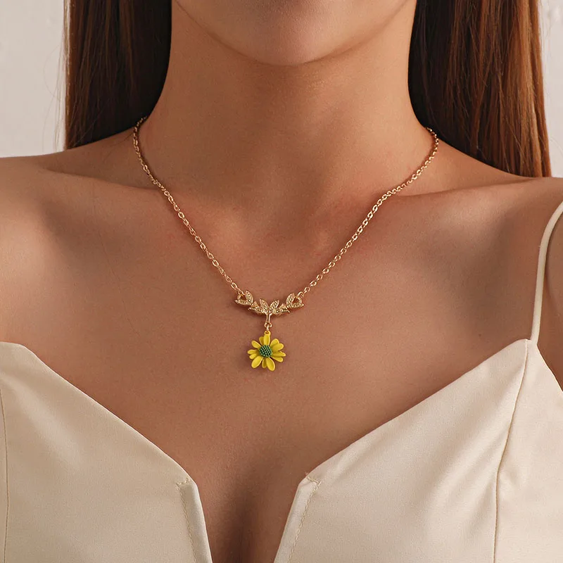 Fashion Trendy Yellow Daisy Flower Pendant Necklace for Women Simple Temperament Geometric Clavicle Jewelry YN1845 | Украшения и
