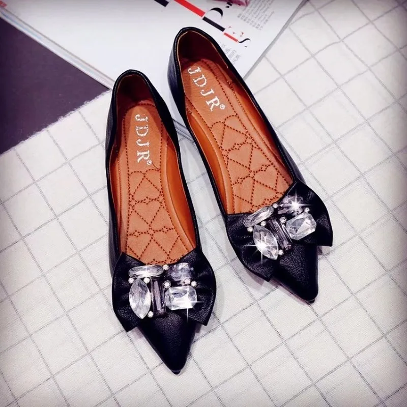 

2020 Pointed Crystal Women Flat Loafers Female Spring and Autumn New Wild Rhinestone Ladies Shoes Flat Peas Sneakers J16-30