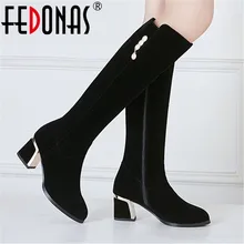 FEDONAS/элегантные женские сапоги до колена из флока; большие размеры; зимние теплые высокие сапоги с боковой молнией; женская Винтажная обувь с металлическими элементами