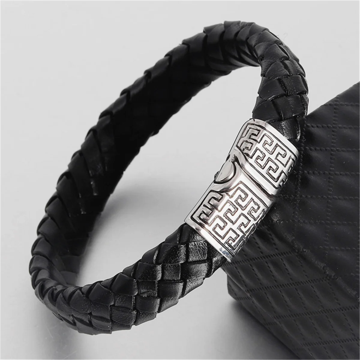 

High Quality Fashion Accessories Vintage Jewelry Men Leather Bracelet Magnetic Sucker Release Buckle To Her Boyfriend