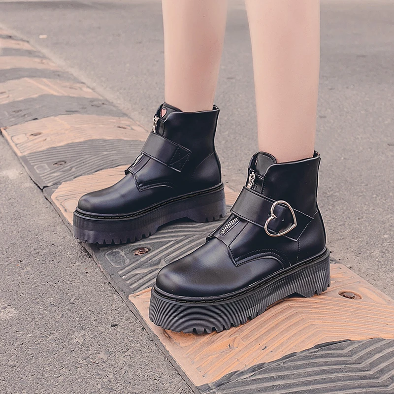 Женские ботинки Martens на платформе с сердечками женские осенние массивные