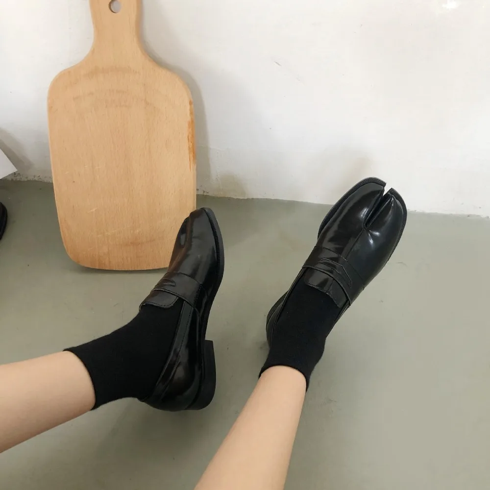 Tabi ninja/Женская обувь на плоской подошве; Цвет Черный; однотонная кожаная обувь; короткие Прошитые лоферы с раздельным носком; удобные женские дизайнерские мокасины; британская обувь