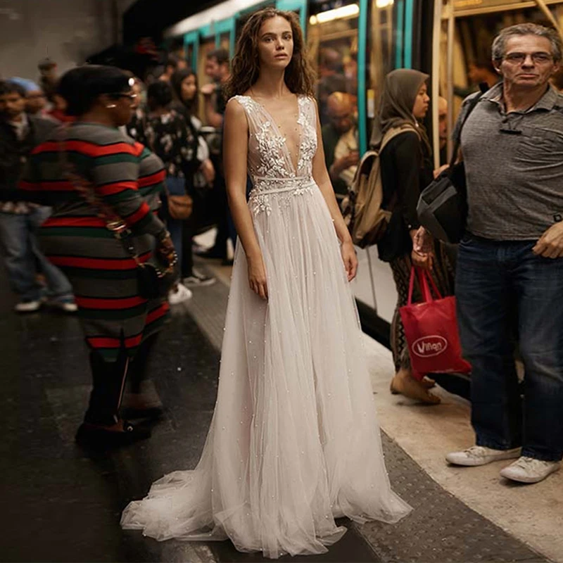 

Beach Bohemian V-Neck Beach Wedding Dress Lace Appliques Soft Tulle Pearls Wedding Gowns 2023 Open Back Sleeveless Vestidos
