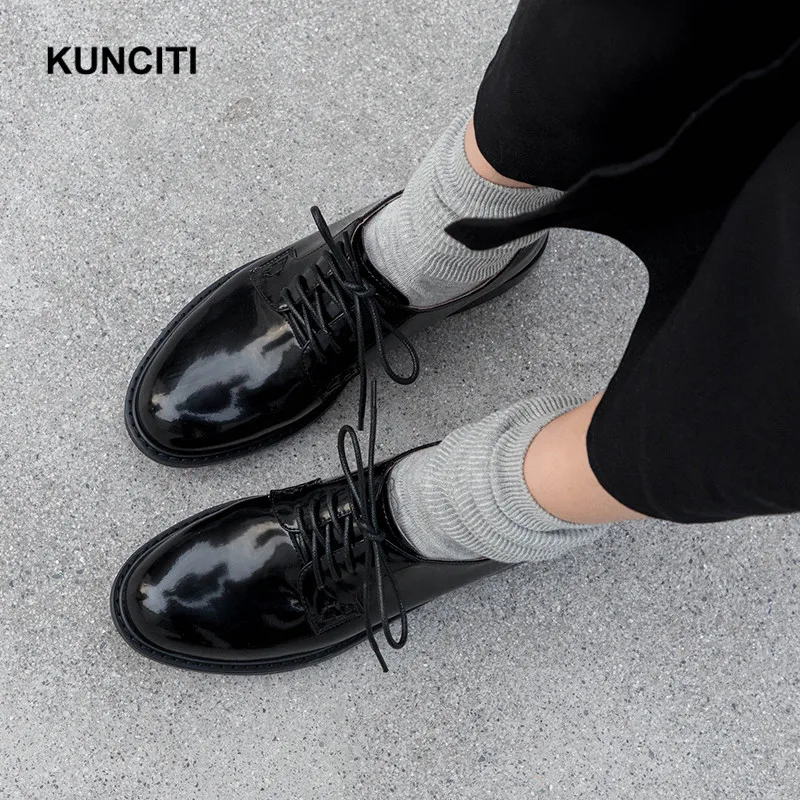 KUNCITI черный Лакированная кожа Обувь с перфорацией типа «броги» Классическая прогулочная Обувь На Шнуровке Для женщин средней высоты туфли-лодочки на каблуке женские Повседневное туфли в стиле преппи; удобная модель; Новинка