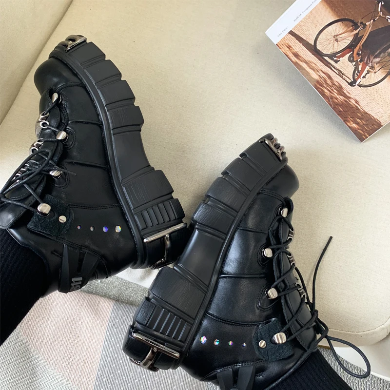 Женская обувь на платформе в стиле ретро и панк; модная обувь, увеличивающая рост, с серебристыми металлическими украшениями; коллекция года; сезон осень; женская обувь на плоской подошве в уличном стиле