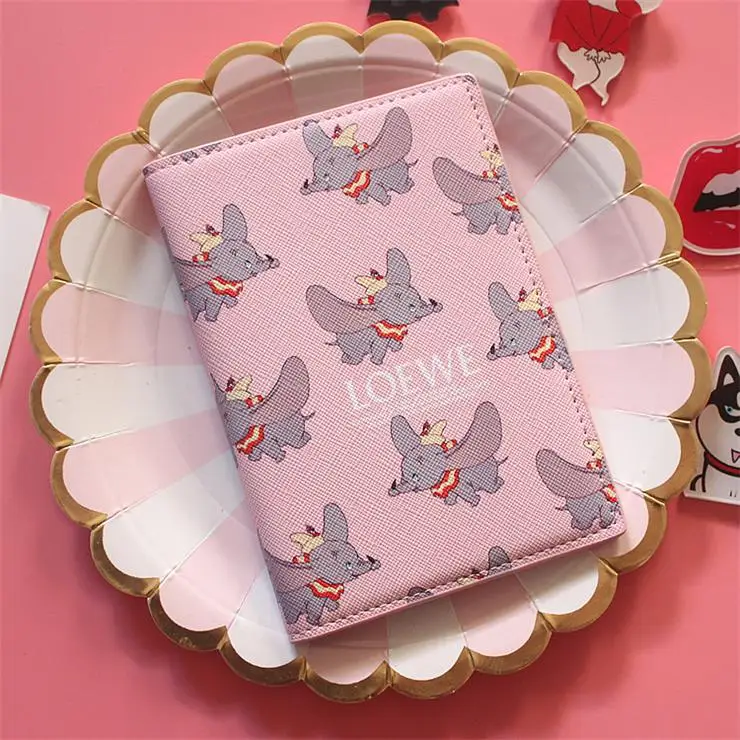Чехлы для паспорта с рисунком Микки из мультфильма, аксессуары для путешествий, креативная сумка из искусственной кожи для удостоверения личности, карт, для девочек и мальчиков, держатель для паспорта, милые подарки - Цвет: Черный и красный