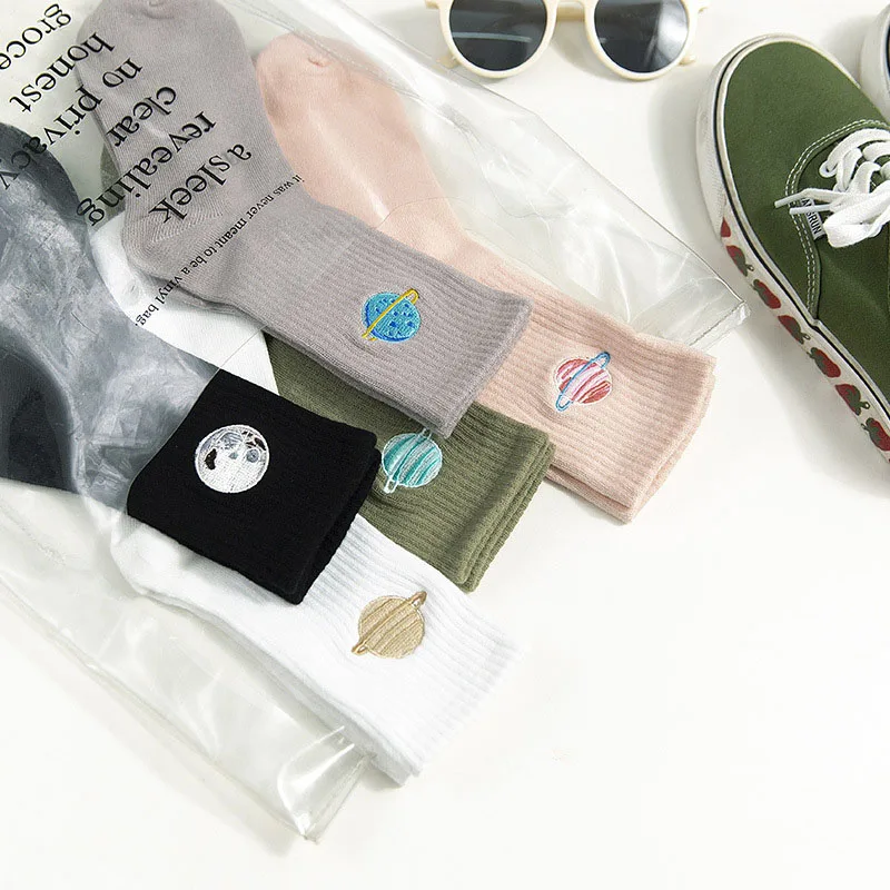 Женские носки из хлопка с вышивкой осень-зима, новые трендовые однотонные носки с милой планетой, модные женские носки