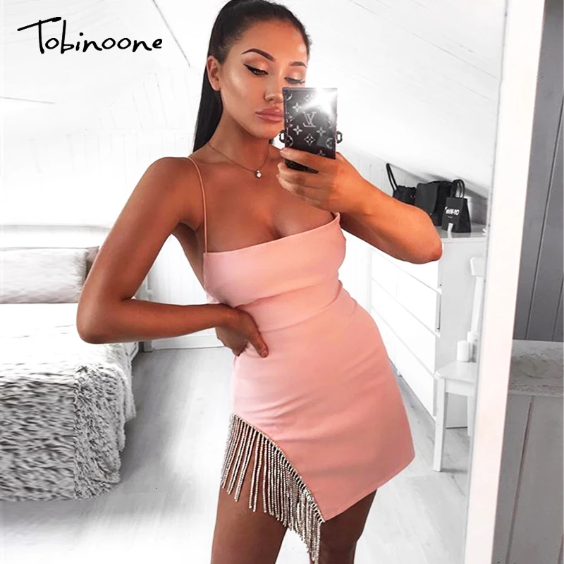 Comprar Tobinoone cadenas vestido Sexy mujer otoño 2019 Spaghetti Strapes sin mangas ahueca hacia fuera blanco Mini vestidos para fiesta Club vestido de verano