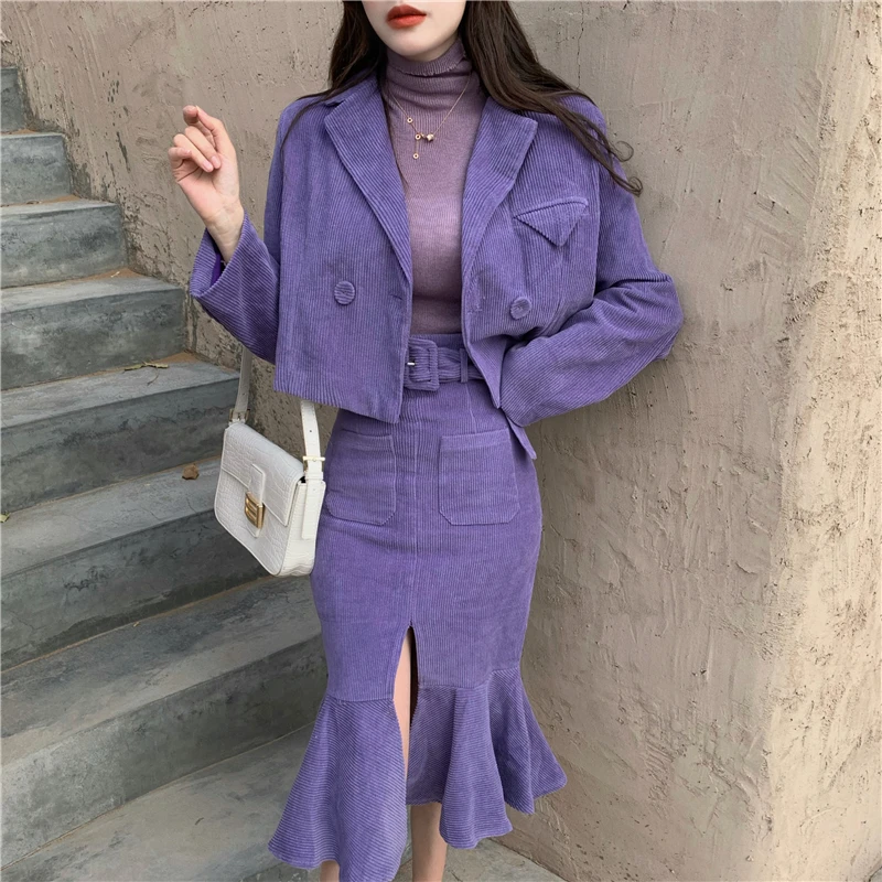 

Fashionable female protagonist wears a loose corduroy suit + a design-sense split fishtail skirt