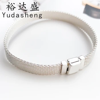 

bracelet is simple and stylish, showing a charming mesh texture. It can be worn alone or with Reflexions clip charm.