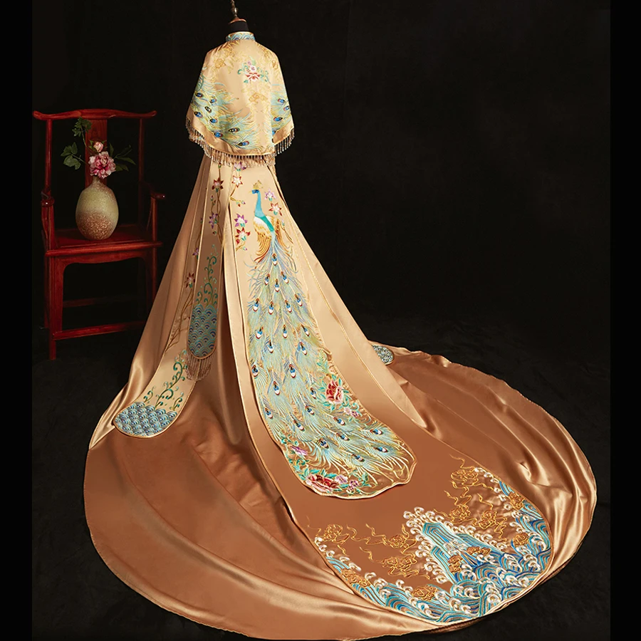 High-Quality-Peacock-Embroider-Bride-Qipao-Chinese-Traditional-Wedding-Cheongsam-With-Big-Trailing-Oriental-Element-Wedding (4)