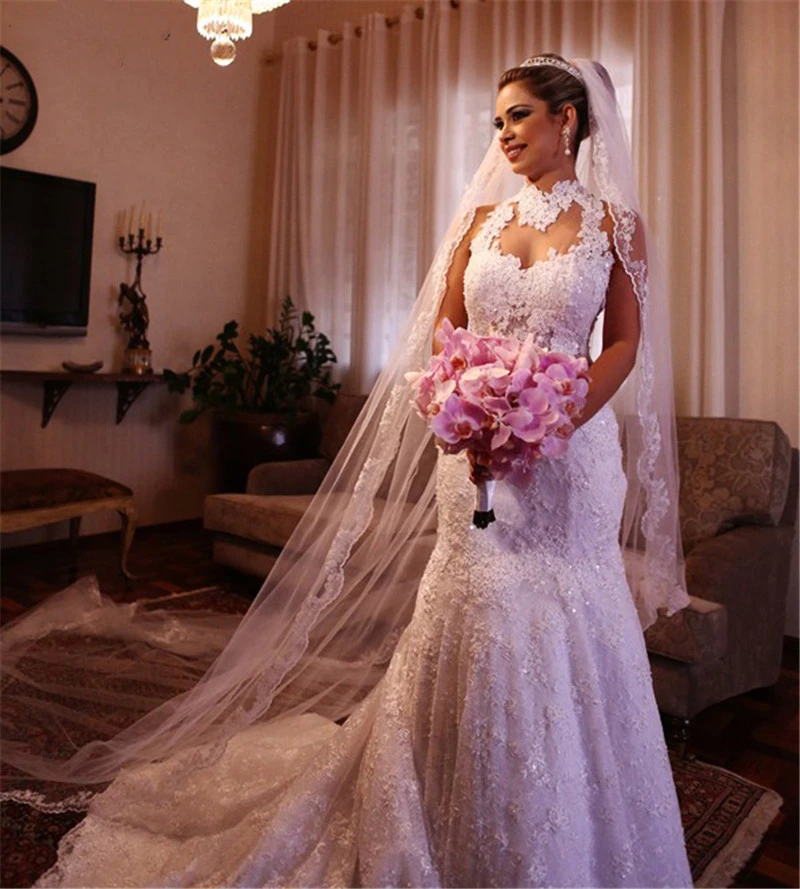 Novia Lleva De Boda Clásico Y Velo Largo Junto A Una Pequeña Mesa Con Champán Frío Y Vasos Fotografía De Stock Alamy | sptc.edu.bd