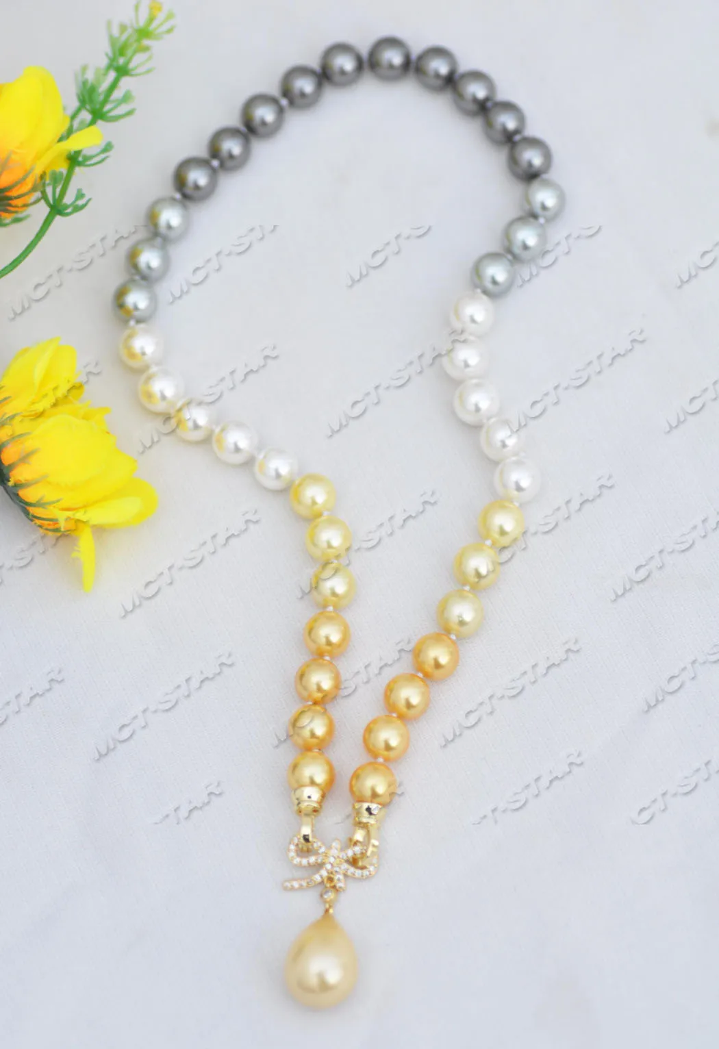 

MCT·STAR Z11749 18" 20mm Gradient Gold-White-Black Round Shell Pearl Bowknot CZ Necklace Pendant