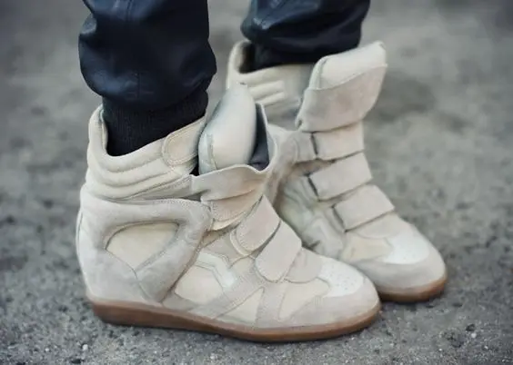 Модные женские кроссовки на танкетке, увеличивающие рост ботильоны