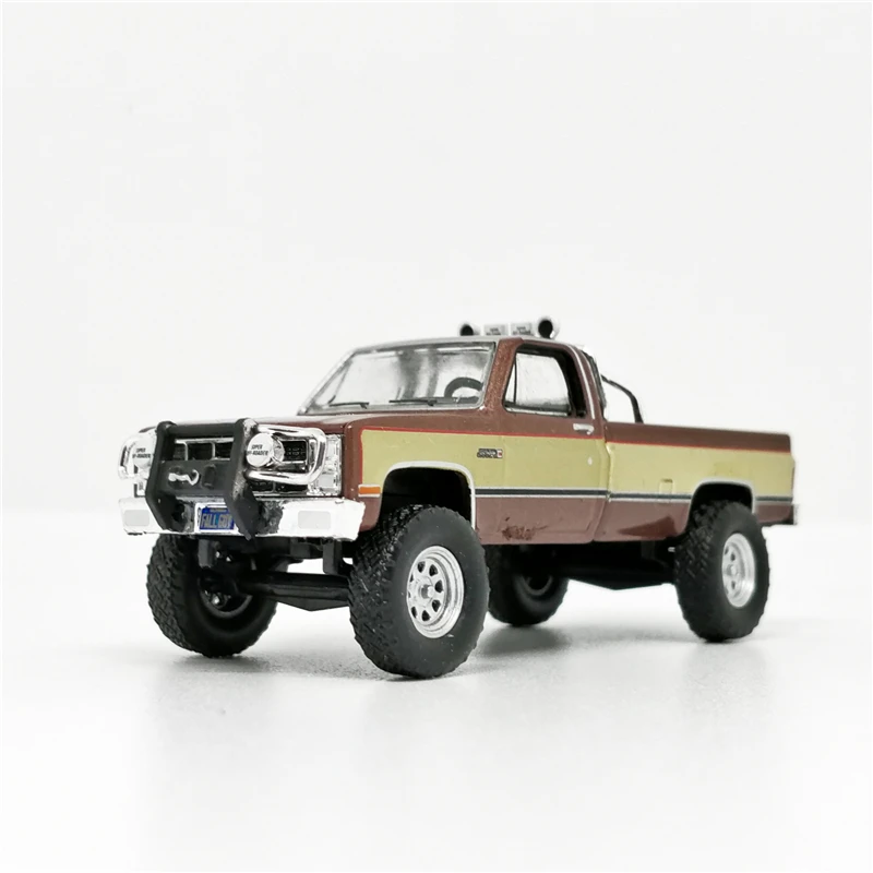 Зеленый свет 1: 64 1982 GMC K-2500 Коричневый Бежевый Осень парень без коробки